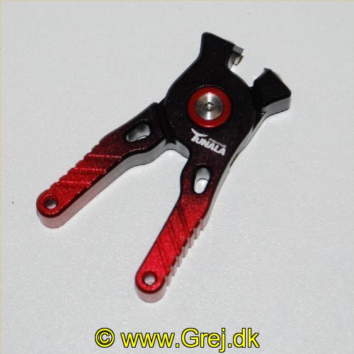 910FG1081 - Tunala SUPER lineklipper m/ Tungstens
kæber<BR>
Fantastisk til at klippe alle typer fletliner. De tungstenskæber holder sig super skarpt rigtigt længe.
Klipperen skære alle typer af fletliner til perfektion og nylon- og fluorocarbon er heller intet problem!<BR>
De tungstenskæberner laver 100% rene klip, hvilket efterlader din fletline uden flossede ender!<BR>
Perfekt til lystfiskeren der har alt...