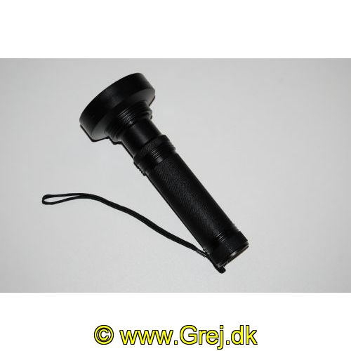 970333001 - Xstream UV-Lampe - 100 UV dioder - Bruger 6 AA batterier (ikke incl.) - Også god til at finde RAV - UV -Lommelygte. Skal du teste dine blink eller andet grej for om de faktisk lyser som ønsket. Så er her en løsningen på denne test. Lys på dit UV-grej i 10 minutter og du vil have en stærk selvlysende effekt i lang tid -
Bruges også til hærdning af UV lim og lak og til at finde rav ved havet om aftenen.