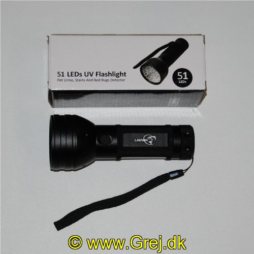 970333002 - Xstream UV-Lampe - 51 UV dioder - Bruger 3 AA batterier (ikke incl.) - Også god til at finde RAV - UV -Lommelygte. Skal du teste dine blink eller andet grej for om de faktisk lyser som ønsket. Så er her en løsningen på denne test. Lys på dit UV-grej i 10 minutter og du vil have en stærk selvlysende effekt i lang tid -
Bruges også til hærdning af UV lim og lak og til at finde rav ved havet om aftenen.
