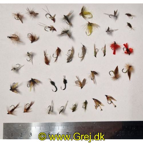 DIVFLU40 - Pose med 40 små fluer i der er 2 af hver af 20 forskellige fluer. TILBUD<BR>
Special tilbud hvor du giver under 5 kr. pr. flue og de koster normalt 17,- kr stk.og 12 kr. stk. ved 10 stk.