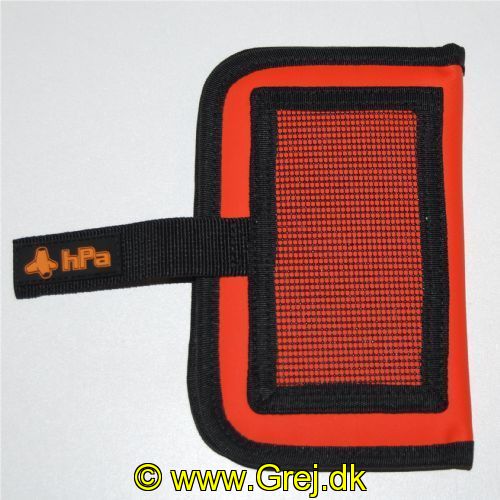 TFC02 - HPA gennemløber mappe - Kombi - 18*11,5*1.5cm - Ene sider gennemløbere på op til 10cm, den anden side gennemsnitlig 8 cm i 2 rækker overfor hinanden.