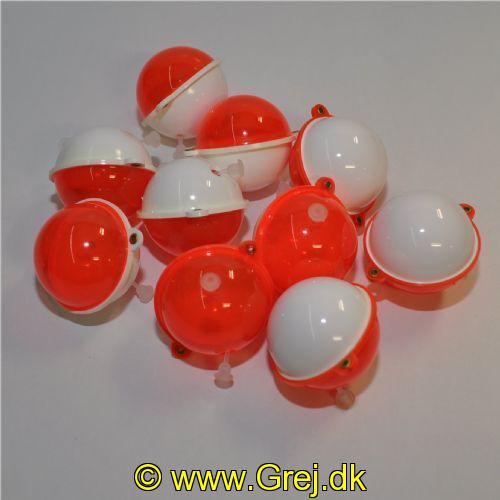 VANDK40RH - Danica - Klar rød / Hvide vandkugler - Antal i pakke: 10 stk. - Str. 40mm